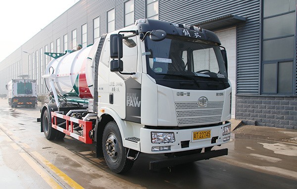 吸污车